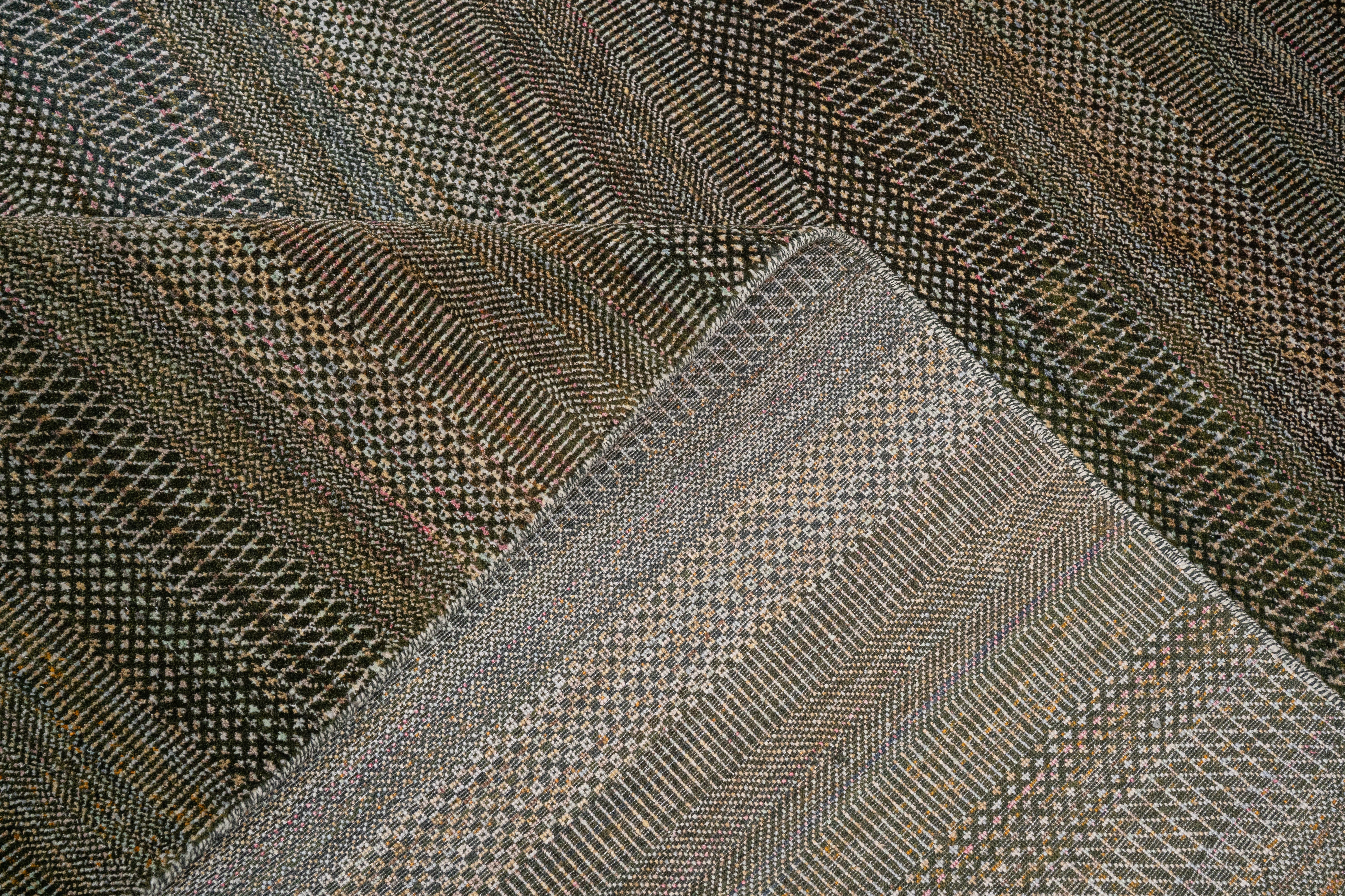 Handknotted Carpet, DIA- DIA: 854 MCN, Gold Fusion, Eerie Black & Olive Drab